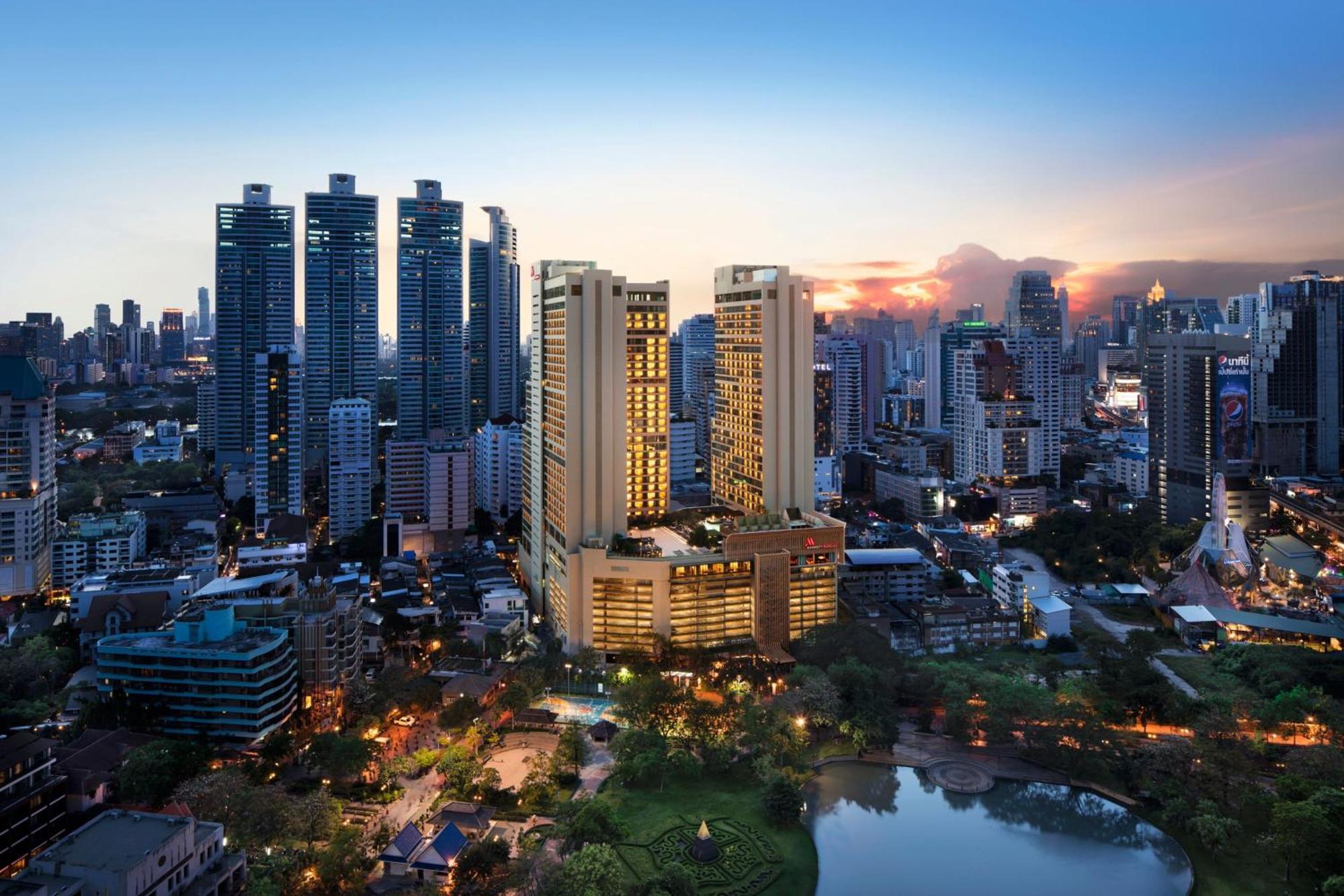 Bangkok Marriott Marquis Queens Park Eksteriør bilde The hotel at dusk