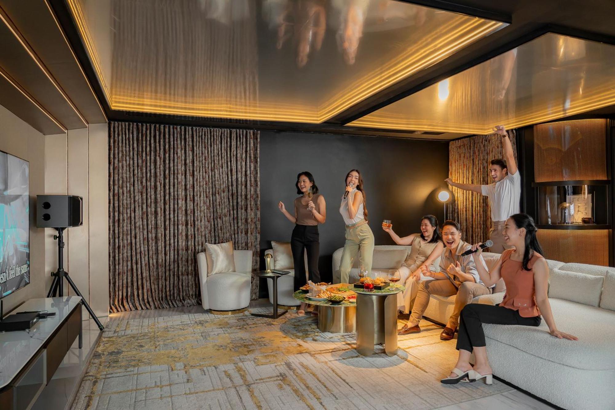 Bangkok Marriott Marquis Queens Park Eksteriør bilde A private karaoke box in Hong Kong
