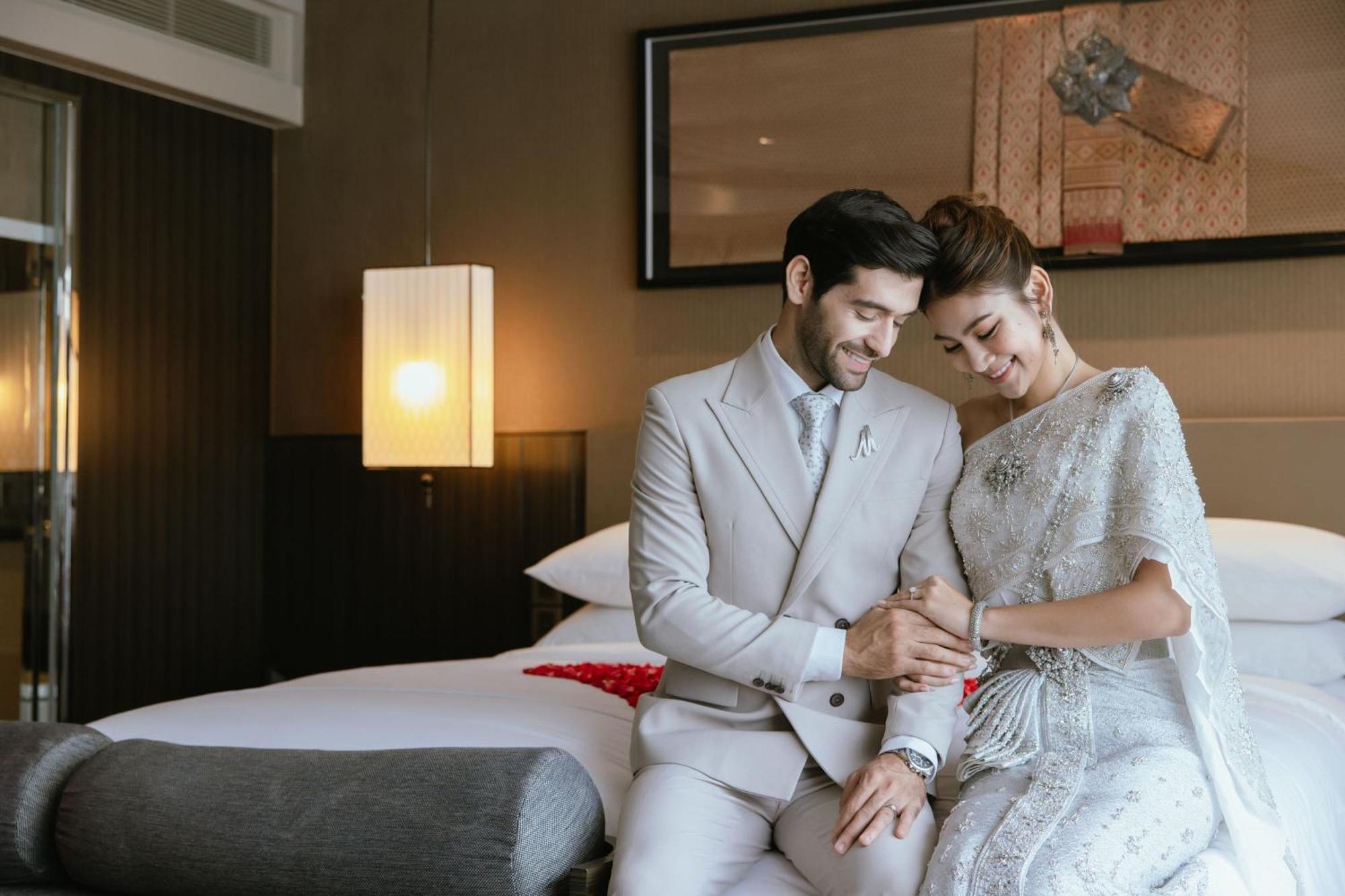 Bangkok Marriott Marquis Queens Park Eksteriør bilde A Thai couple in traditional Thai wedding attire