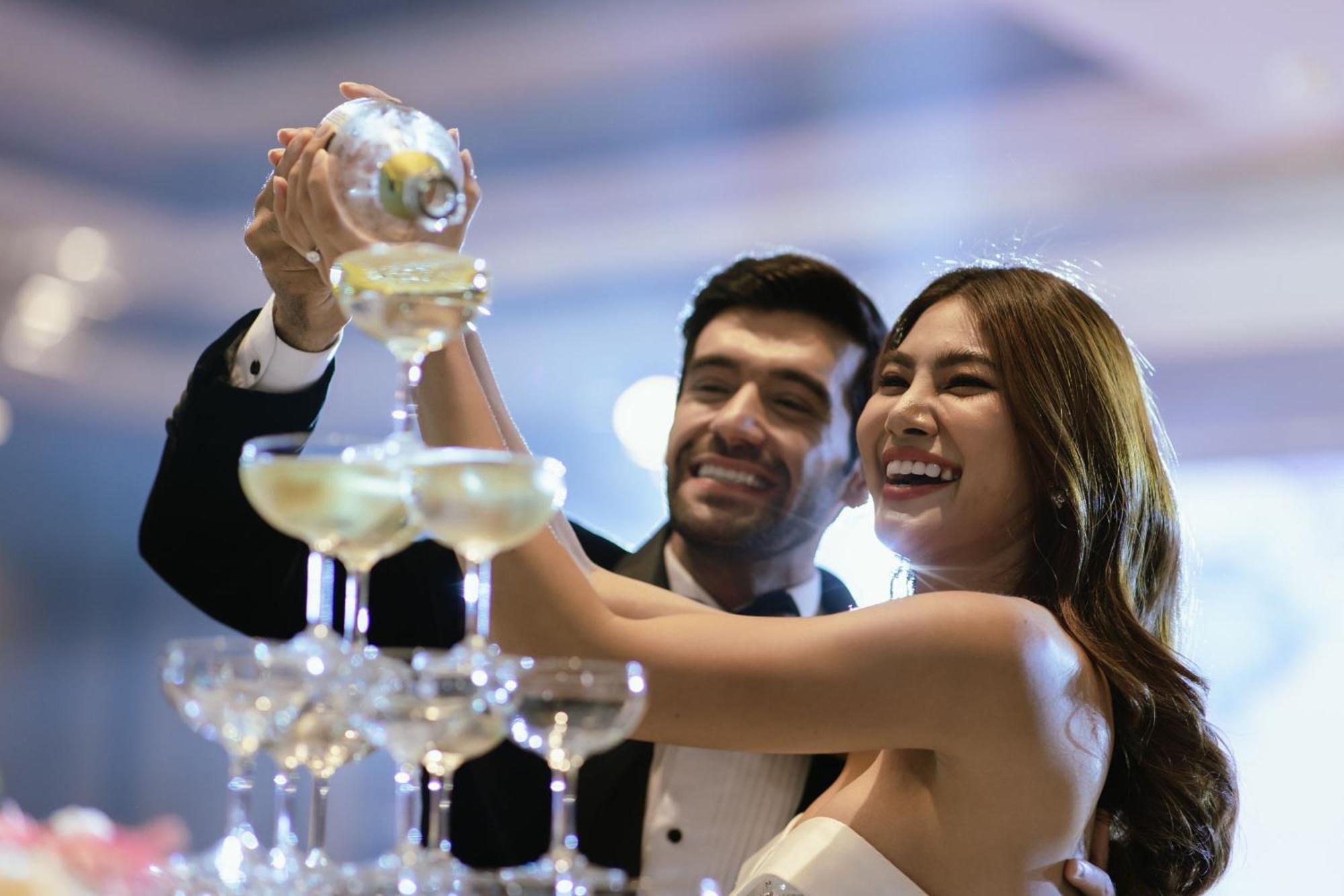Bangkok Marriott Marquis Queens Park Eksteriør bilde A couple toasting with champagne