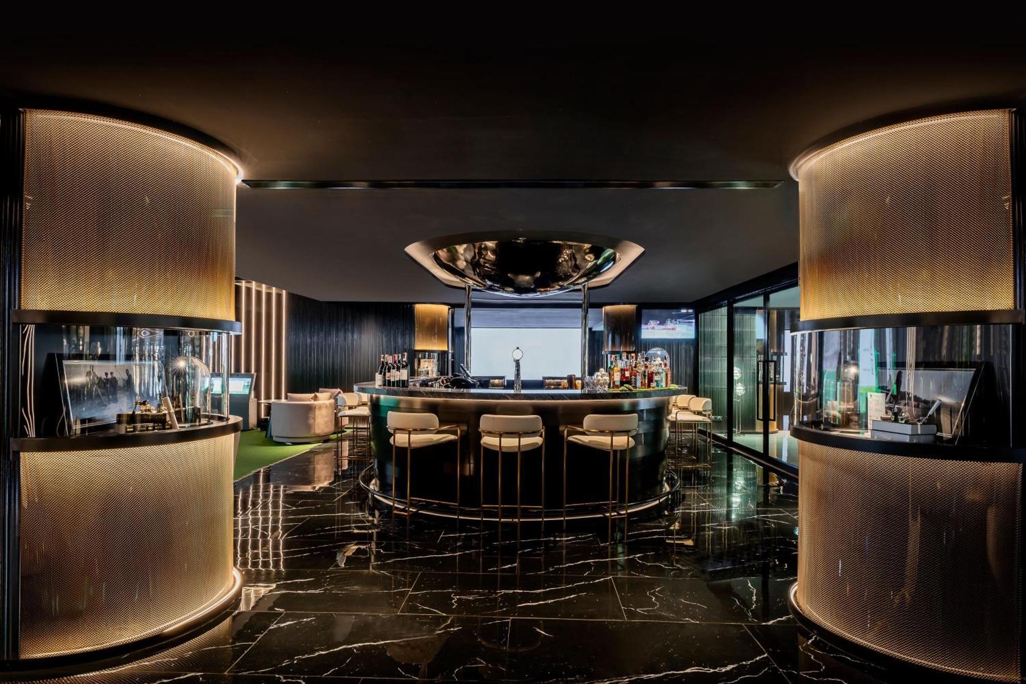 Bangkok Marriott Marquis Queens Park Eksteriør bilde The Club at Hong Kong International Airport