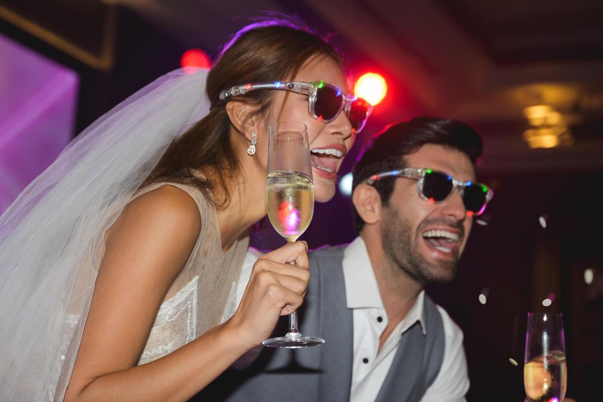 Bangkok Marriott Marquis Queens Park Eksteriør bilde A bride and groom wearing party shades