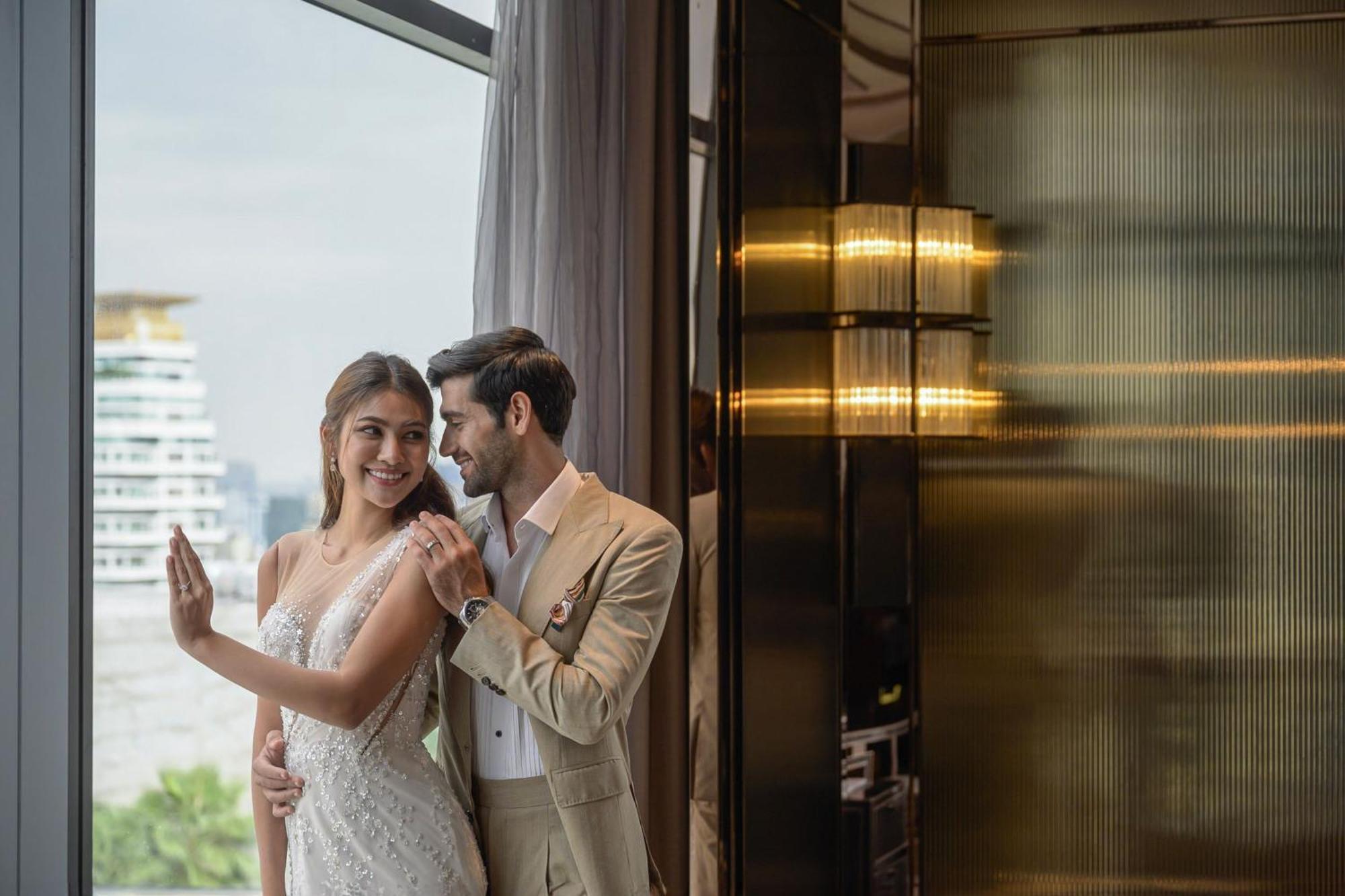 Bangkok Marriott Marquis Queens Park Eksteriør bilde A couple at the hotel