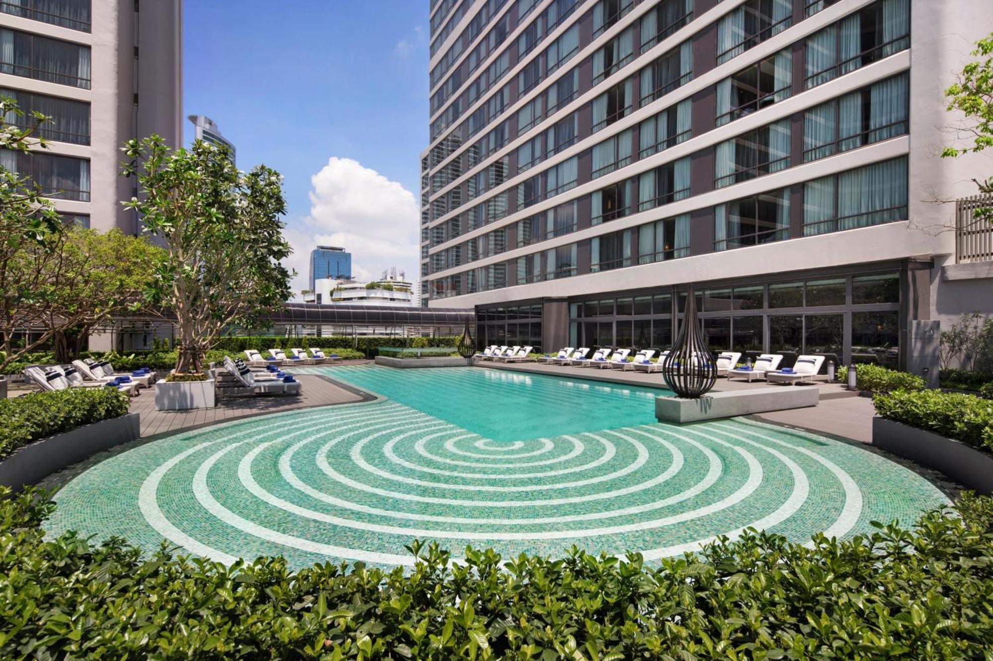Bangkok Marriott Marquis Queens Park Eksteriør bilde The swimming pool at the hotel