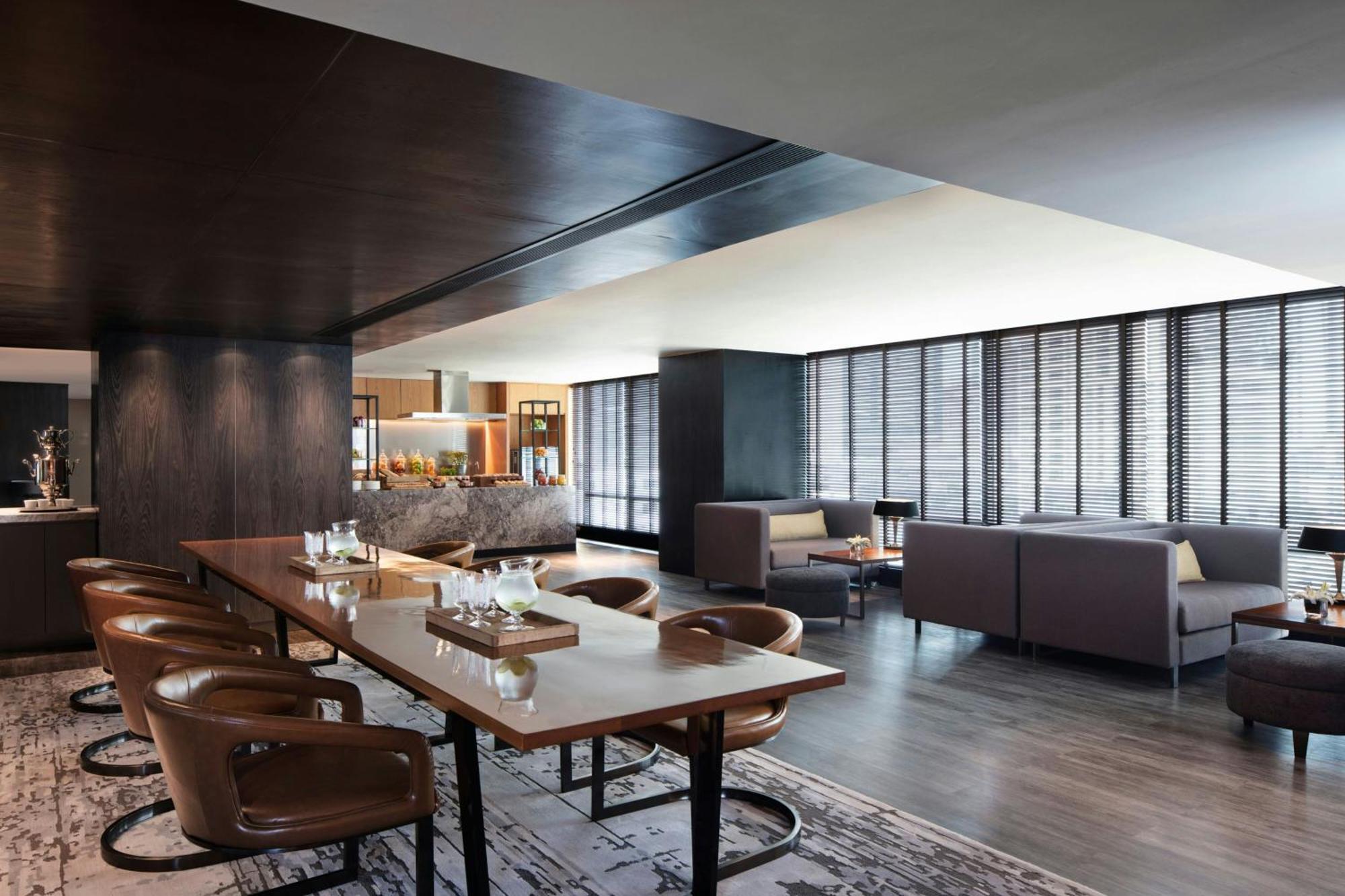 Bangkok Marriott Marquis Queens Park Eksteriør bilde The Club lounge at Hong Kong International Airport